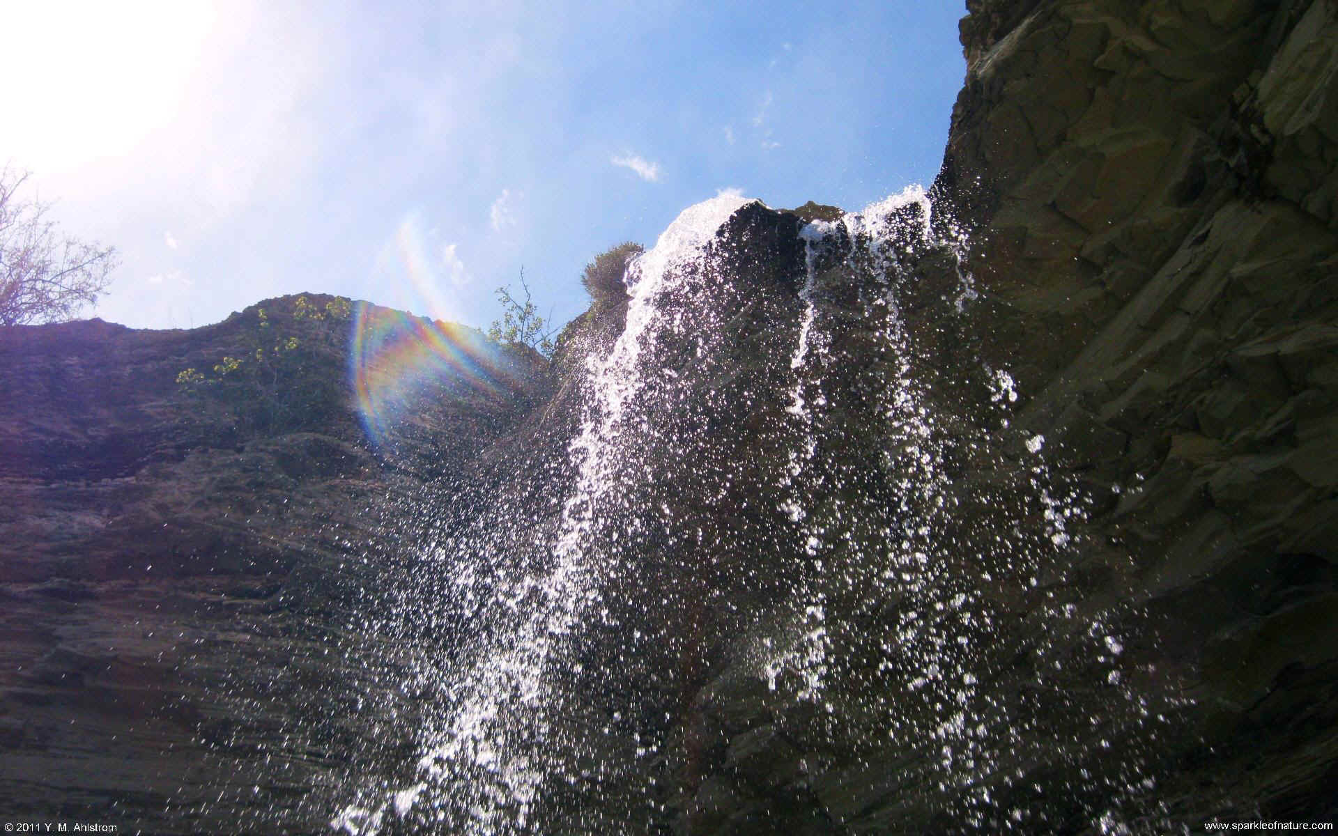 24029 waterfall w 1920x1200.jpg (406023 bytes)